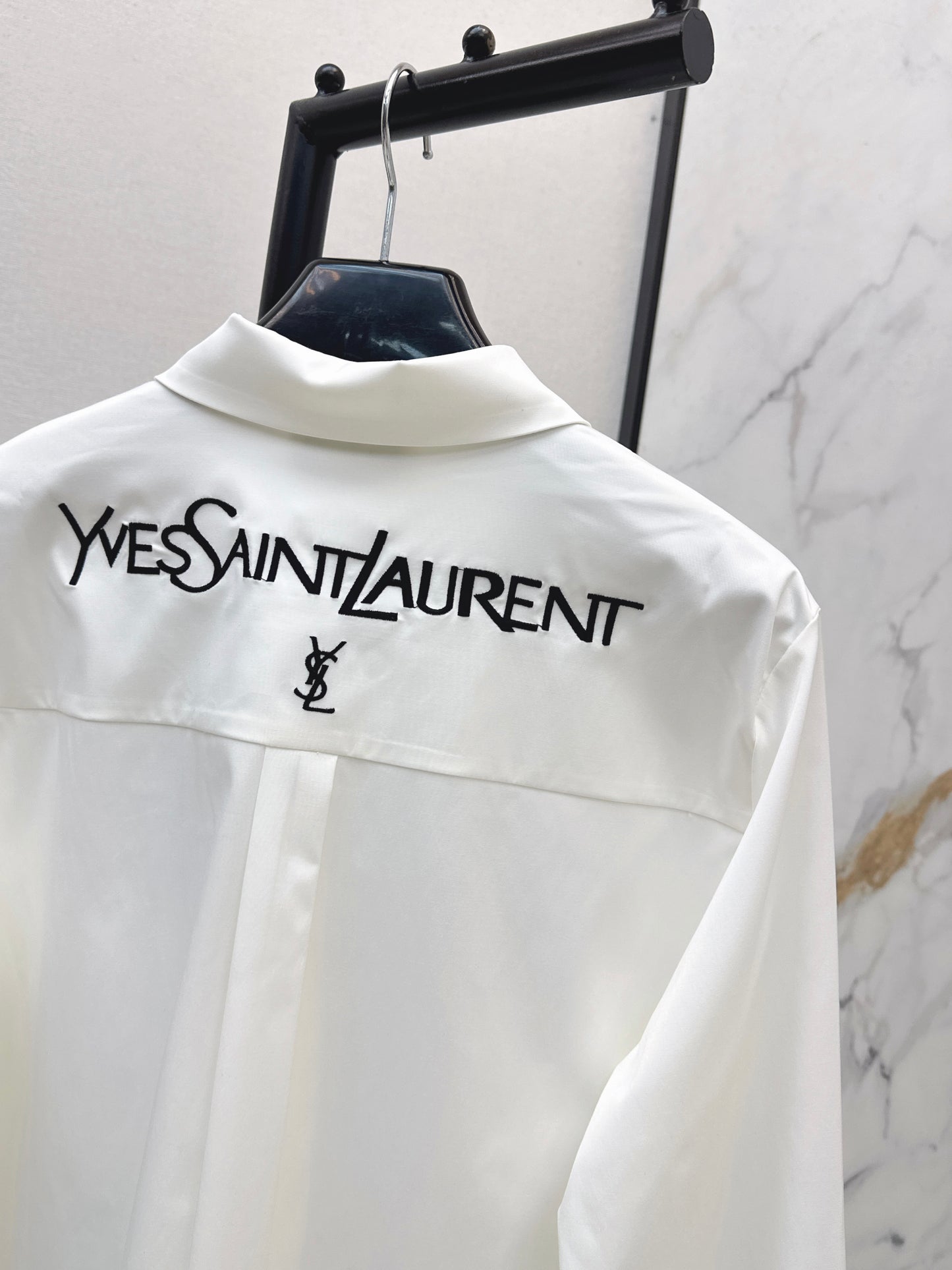 Letter-embellished loose-fitting shirt