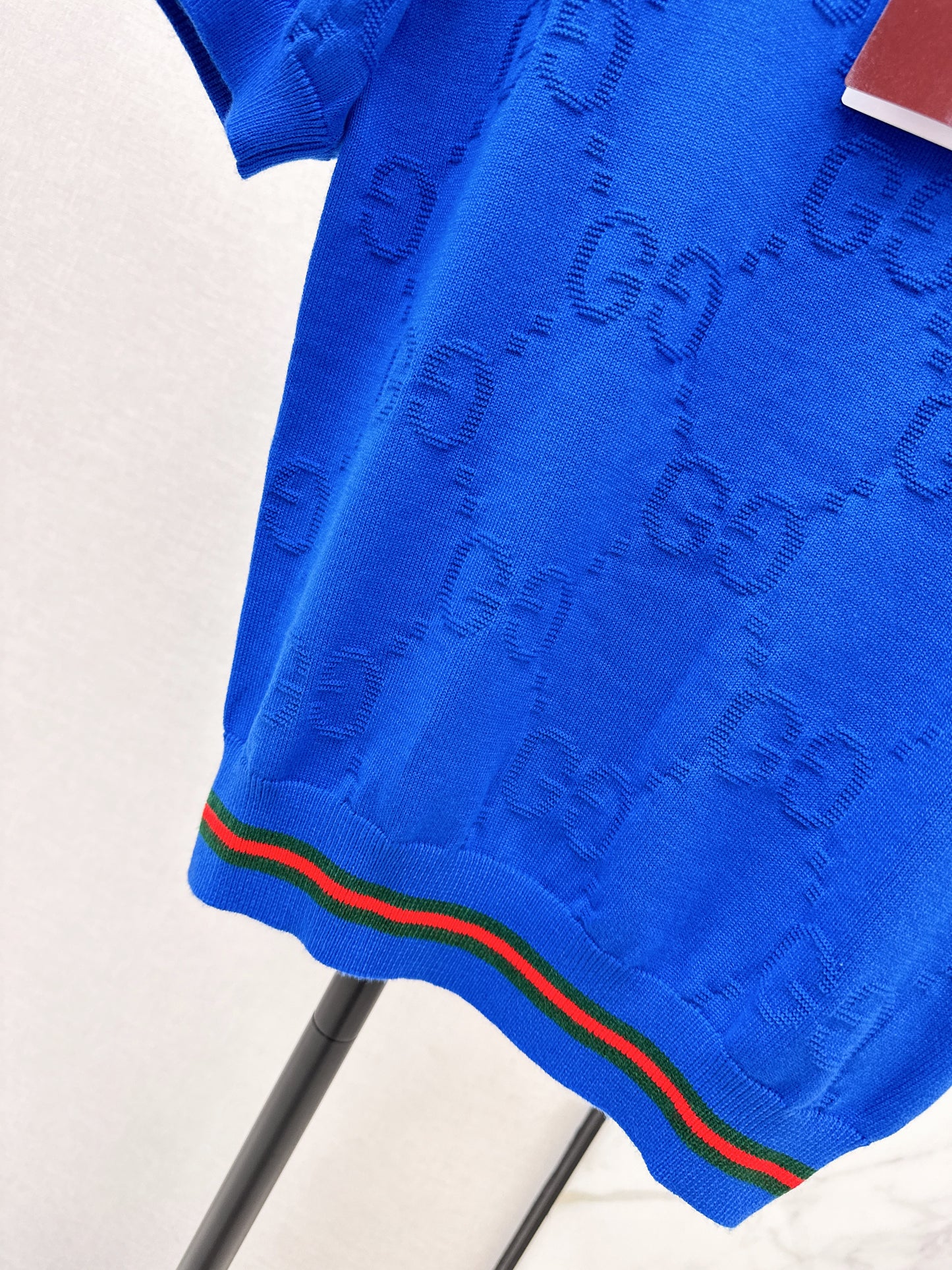 Color-blocked trim T-shirt
