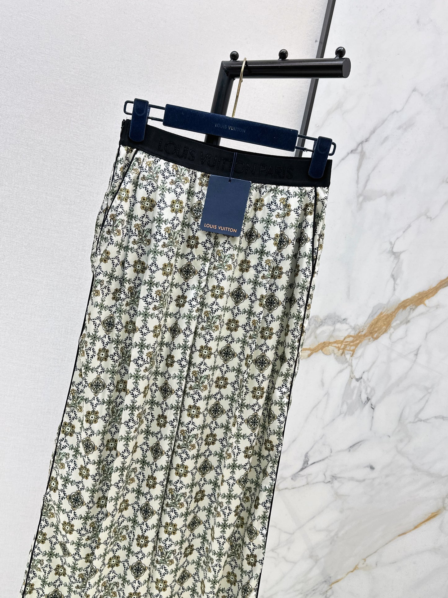 Elastic waist straight leg pants