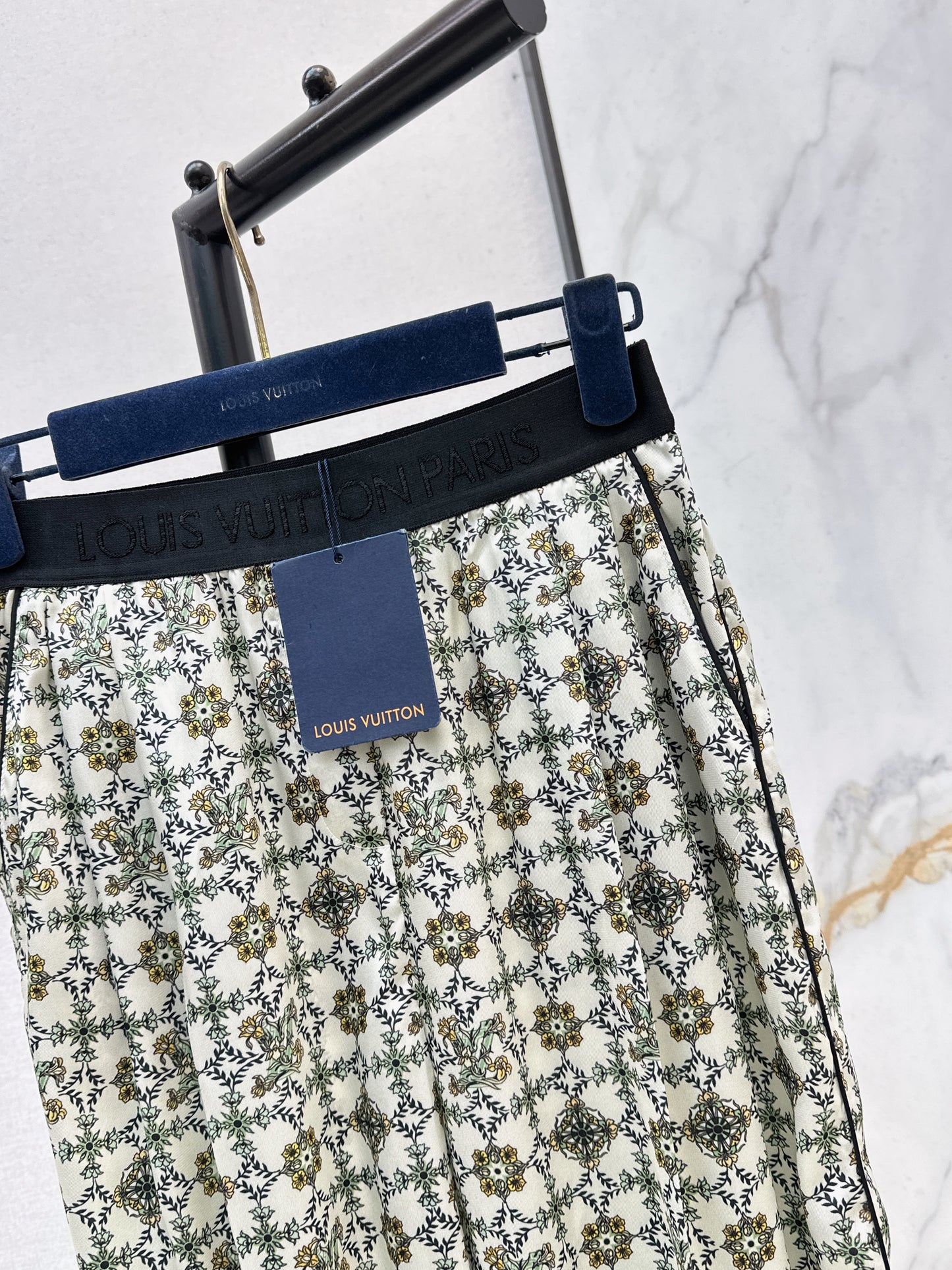 Elastic waist straight leg pants