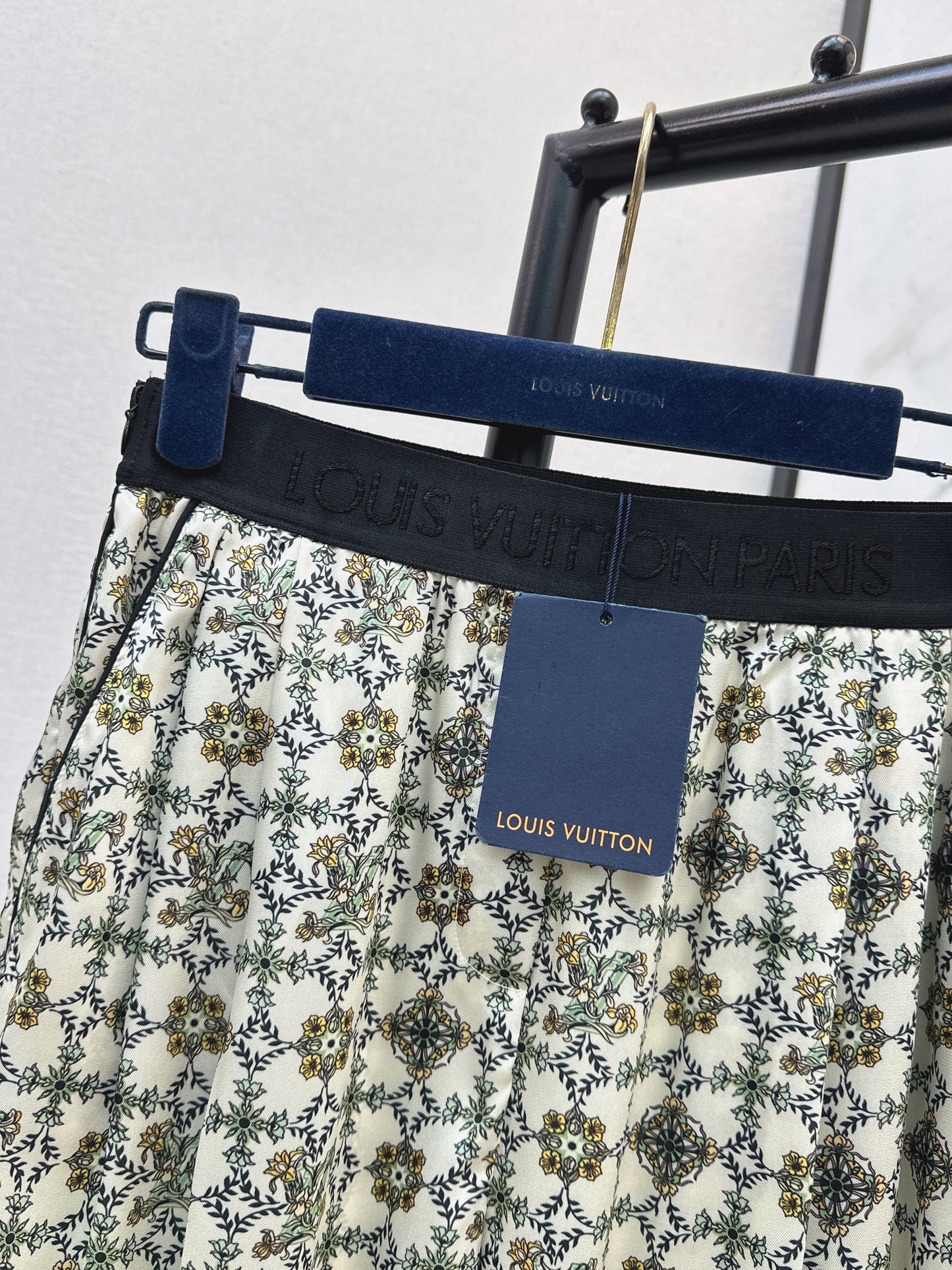 Elastic waist straight leg pants