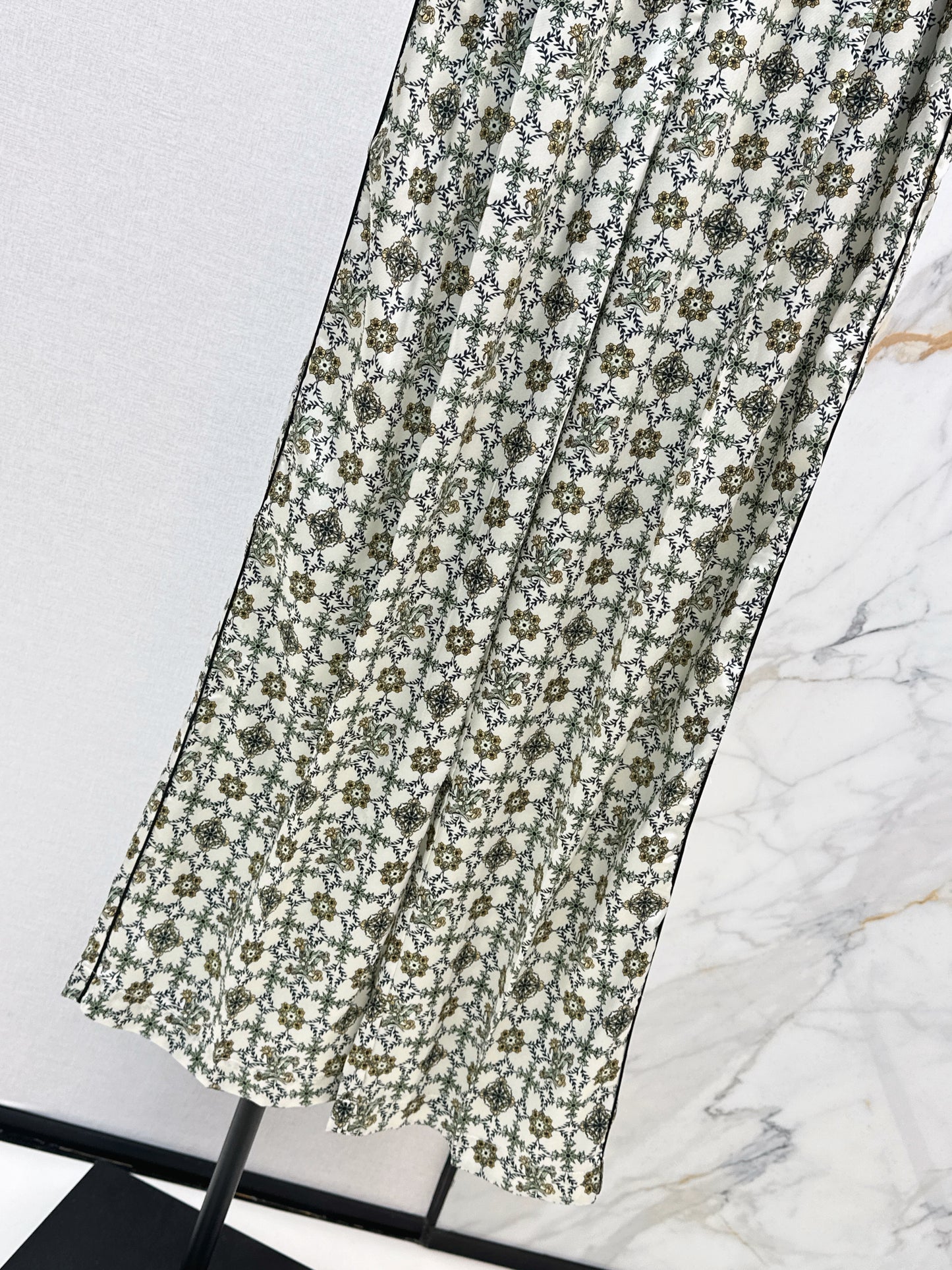 Elastic waist straight leg pants