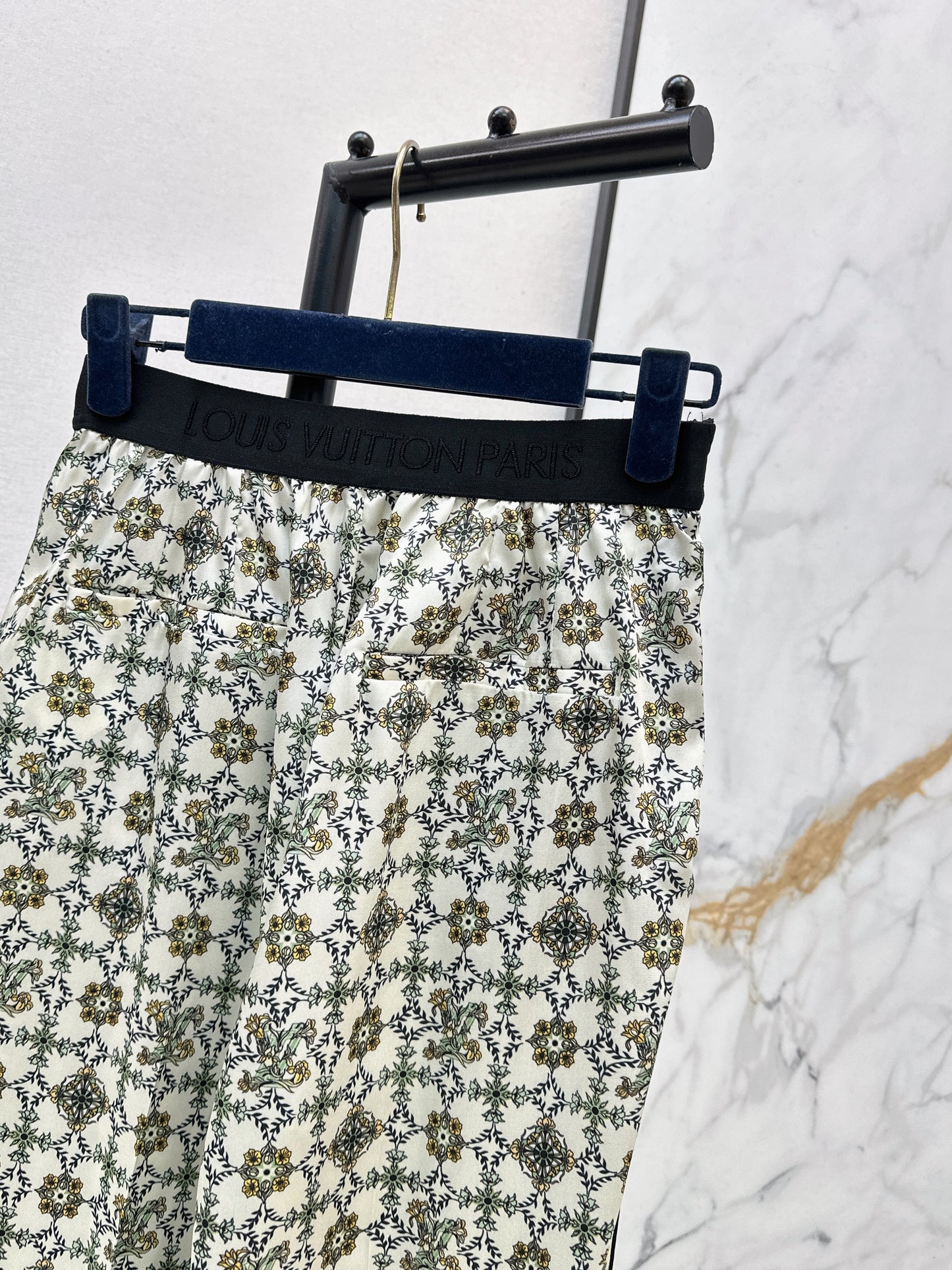 Elastic waist straight leg pants