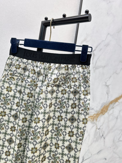 Elastic waist straight leg pants
