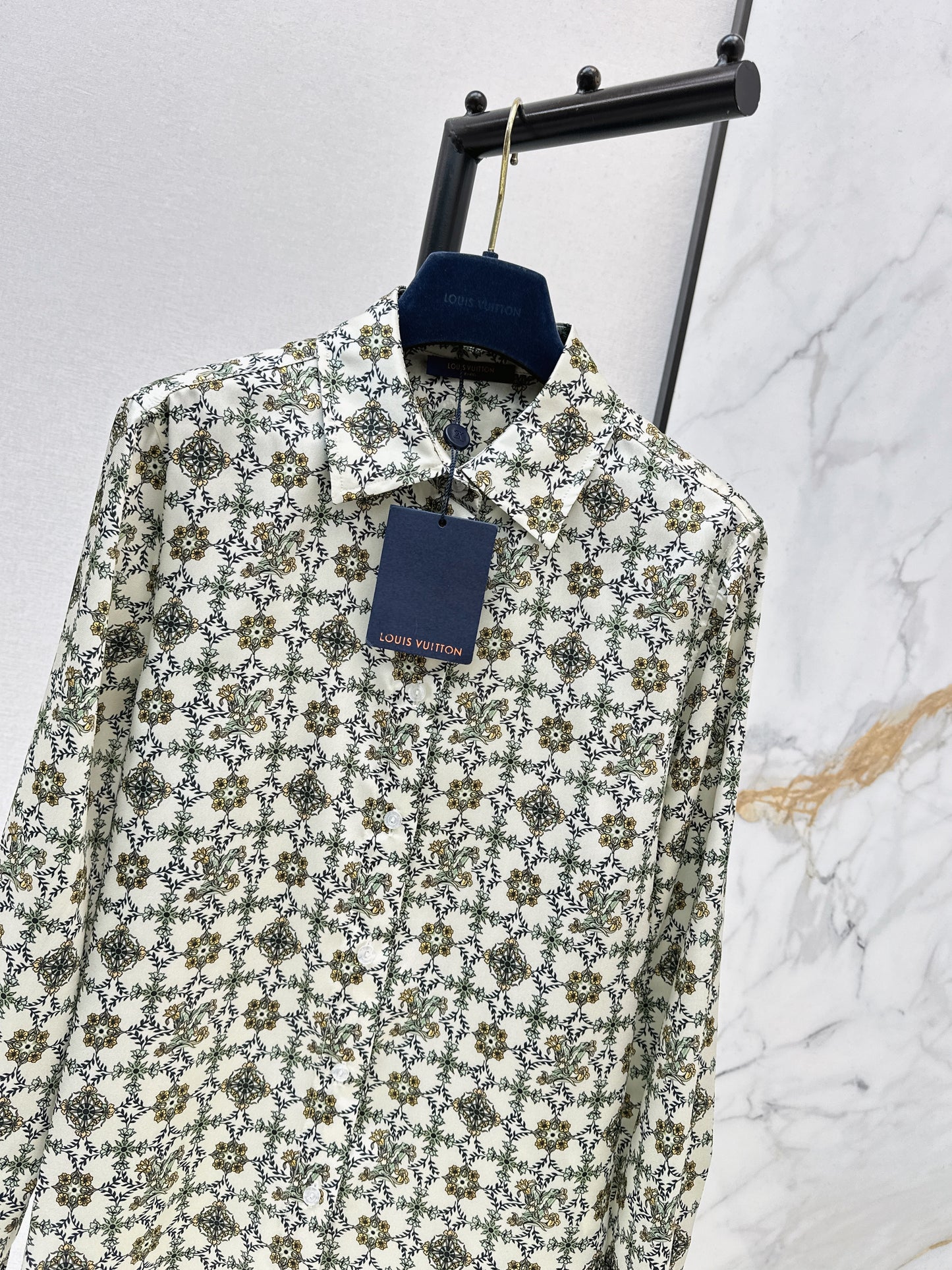 Loose-fitting shirt