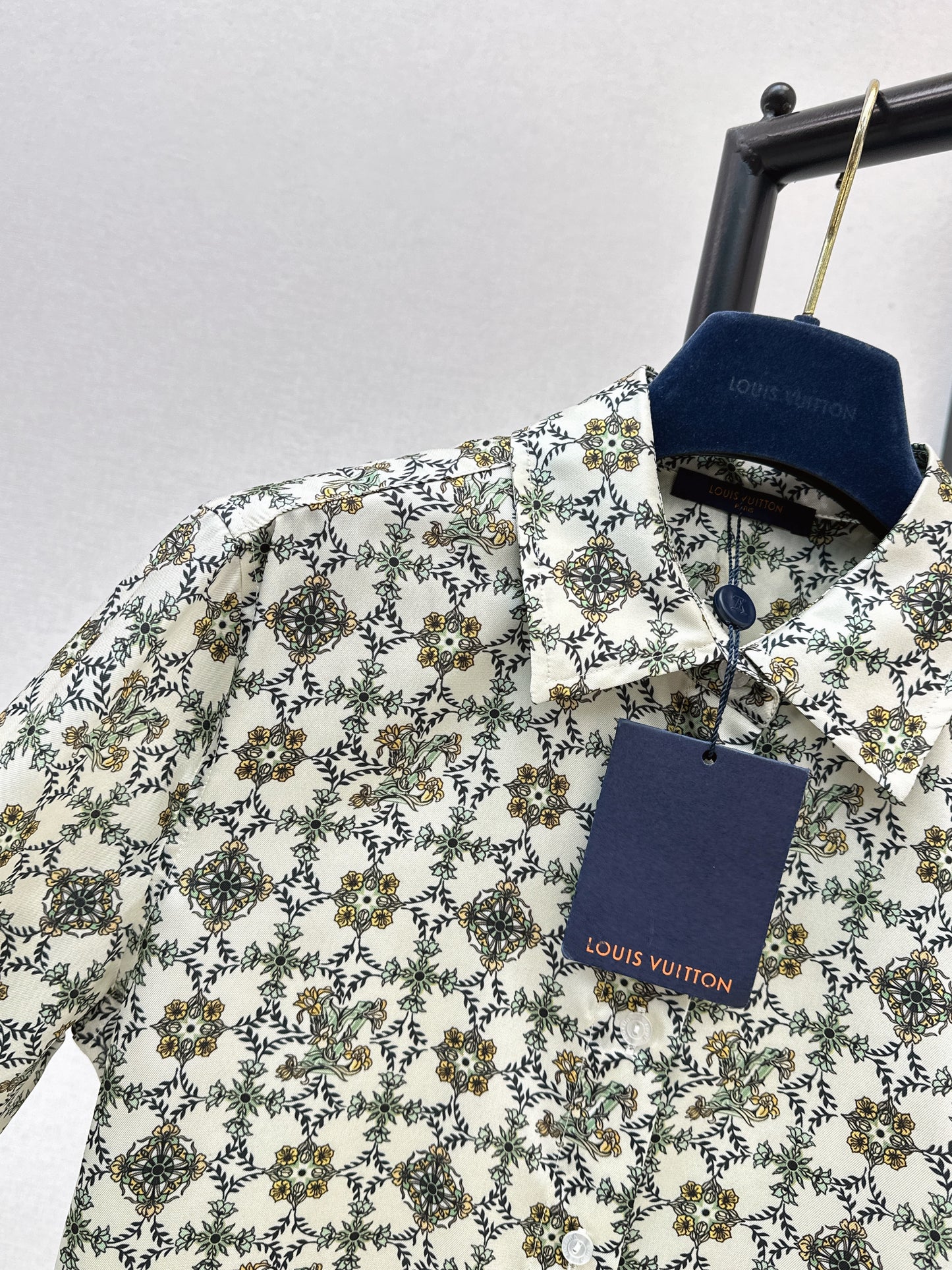 Loose-fitting shirt