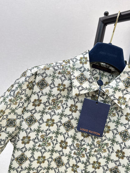 Loose-fitting shirt