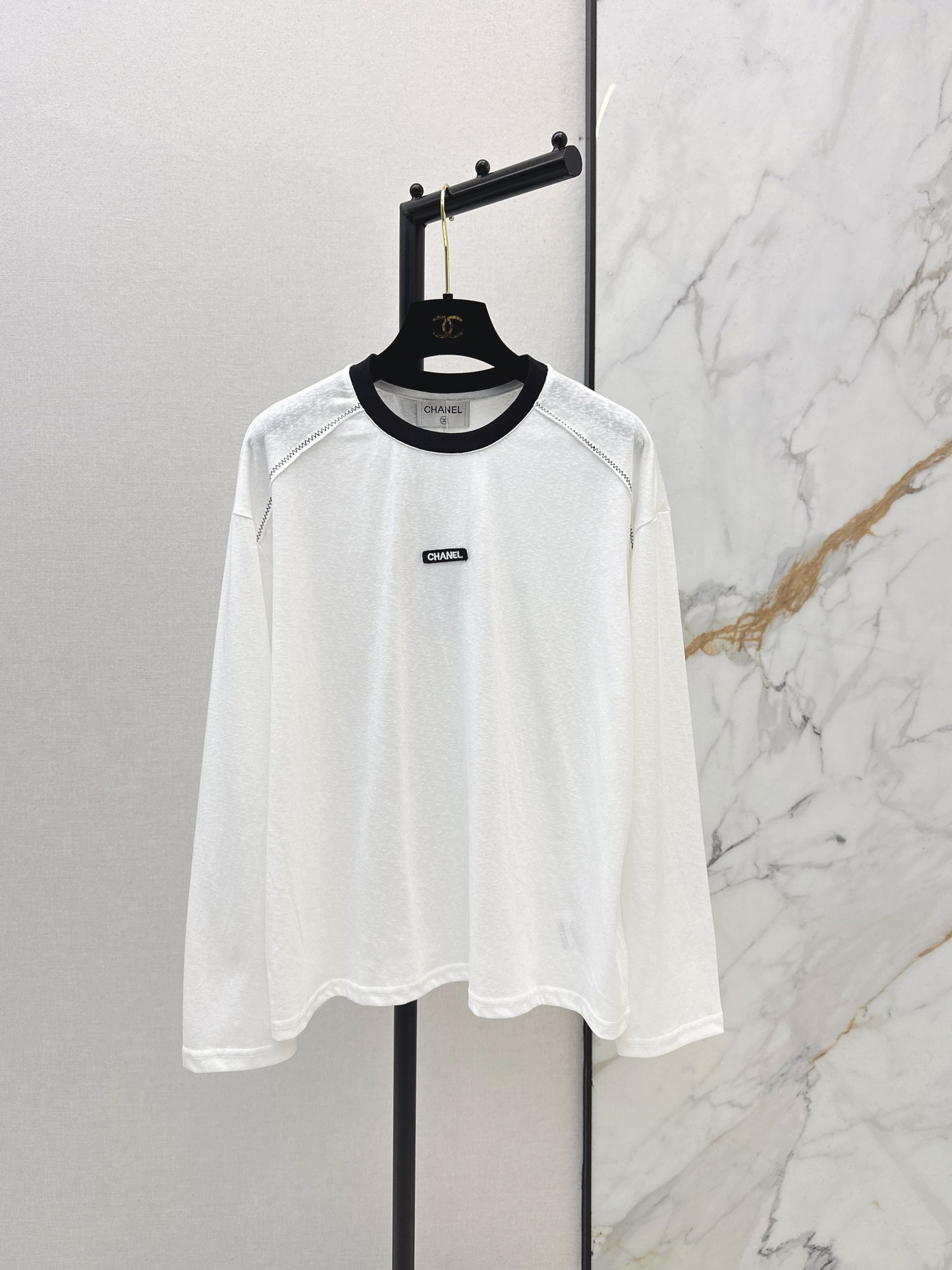 Crew neck long-sleeved top