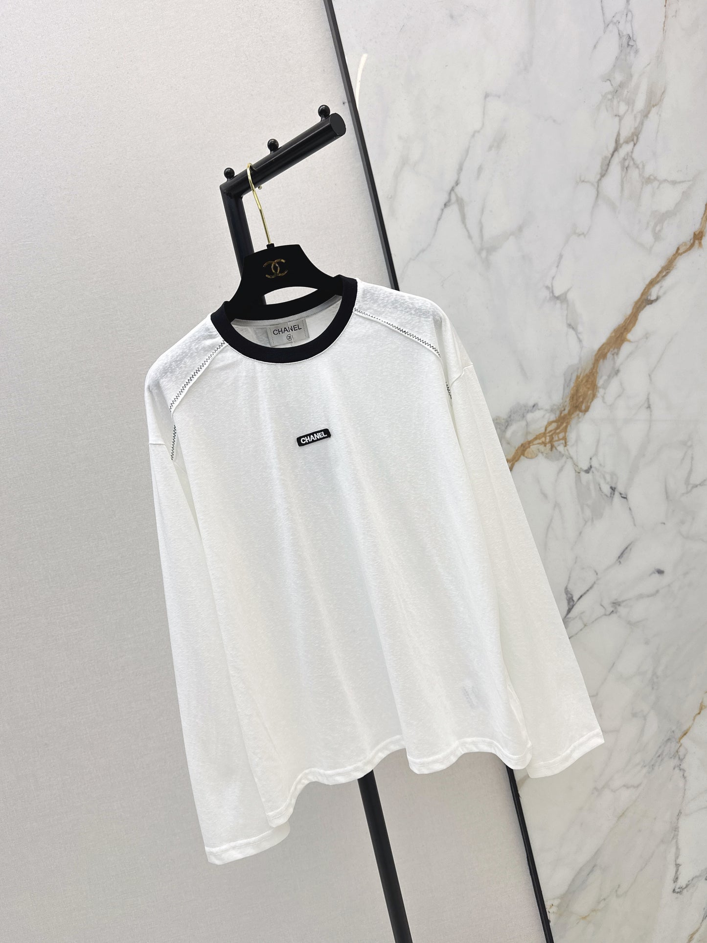 Crew neck long-sleeved top