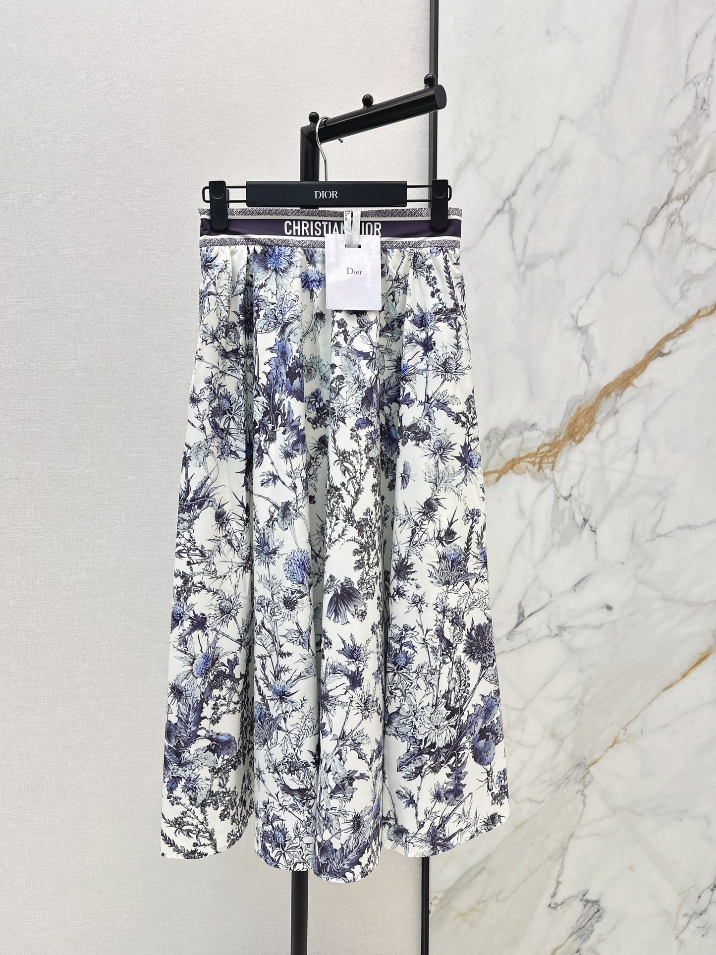 Flowing and elegant midi skirt