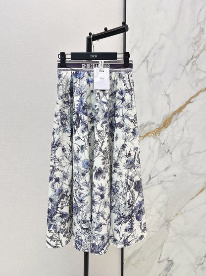 Flowing and elegant midi skirt