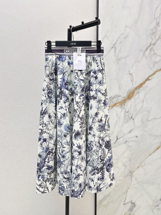 Flowing and elegant midi skirt