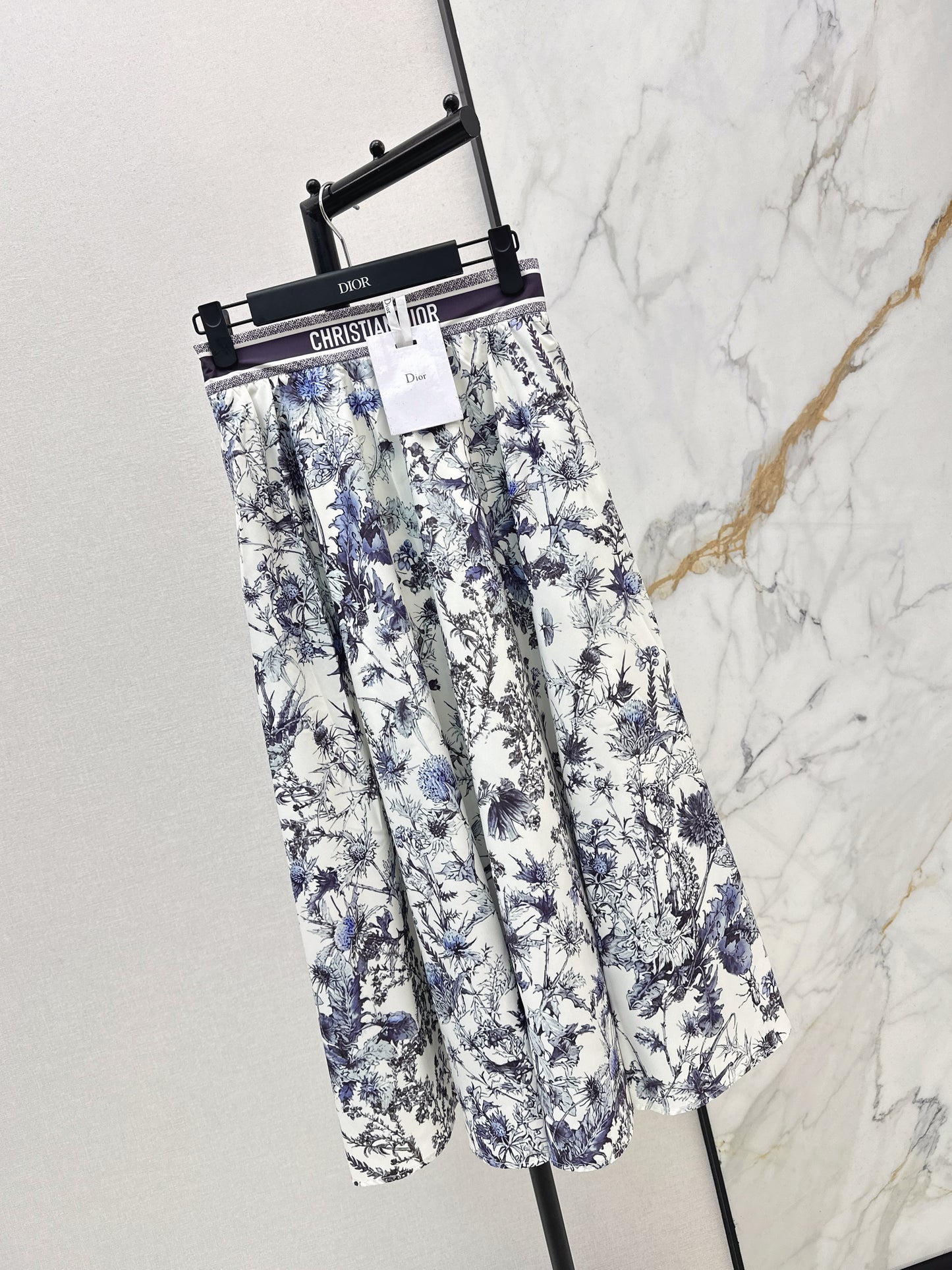 Flowing and elegant midi skirt