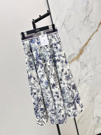 Flowing and elegant midi skirt
