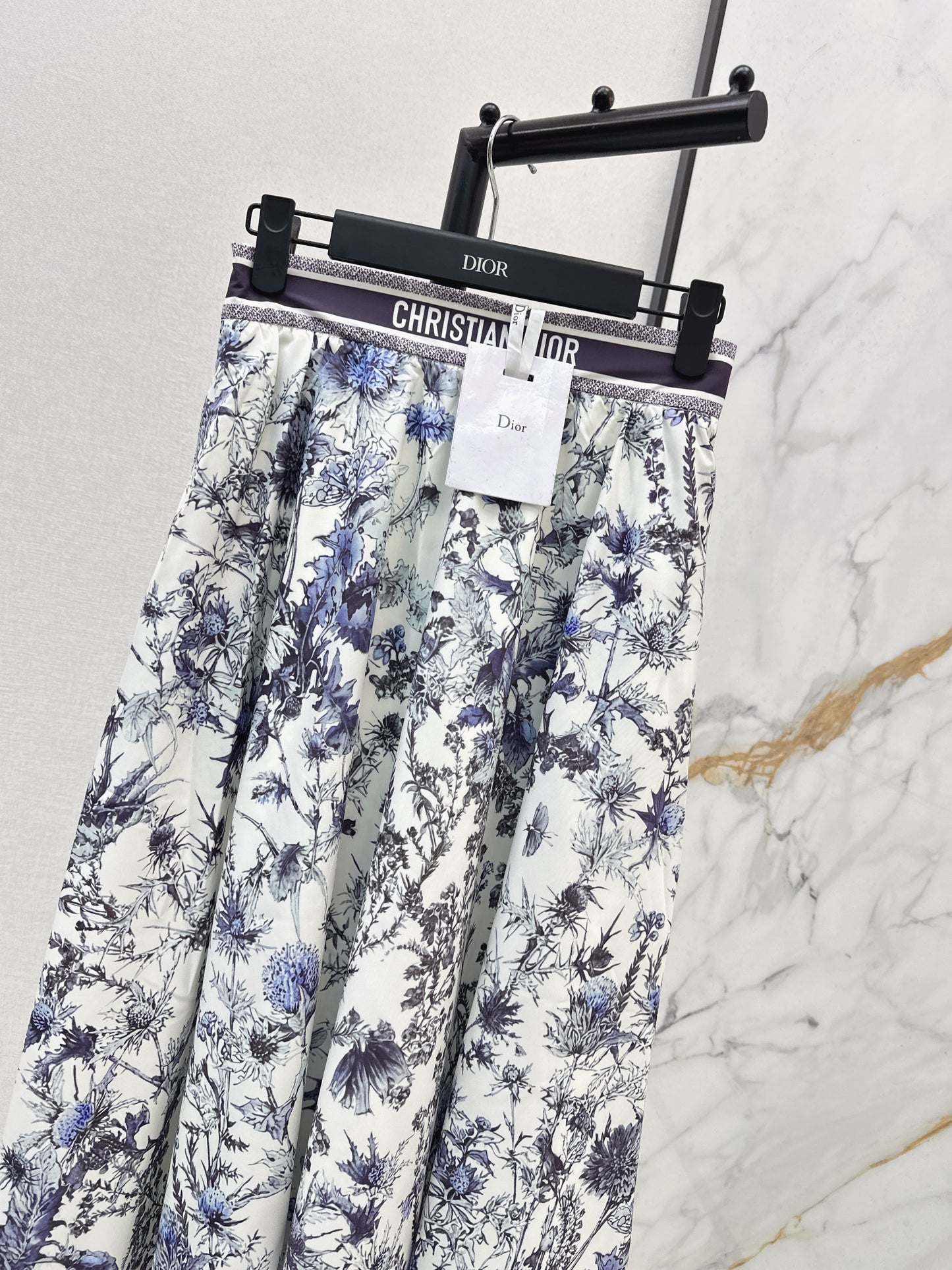 Flowing and elegant midi skirt