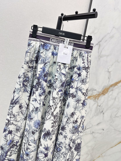 Flowing and elegant midi skirt