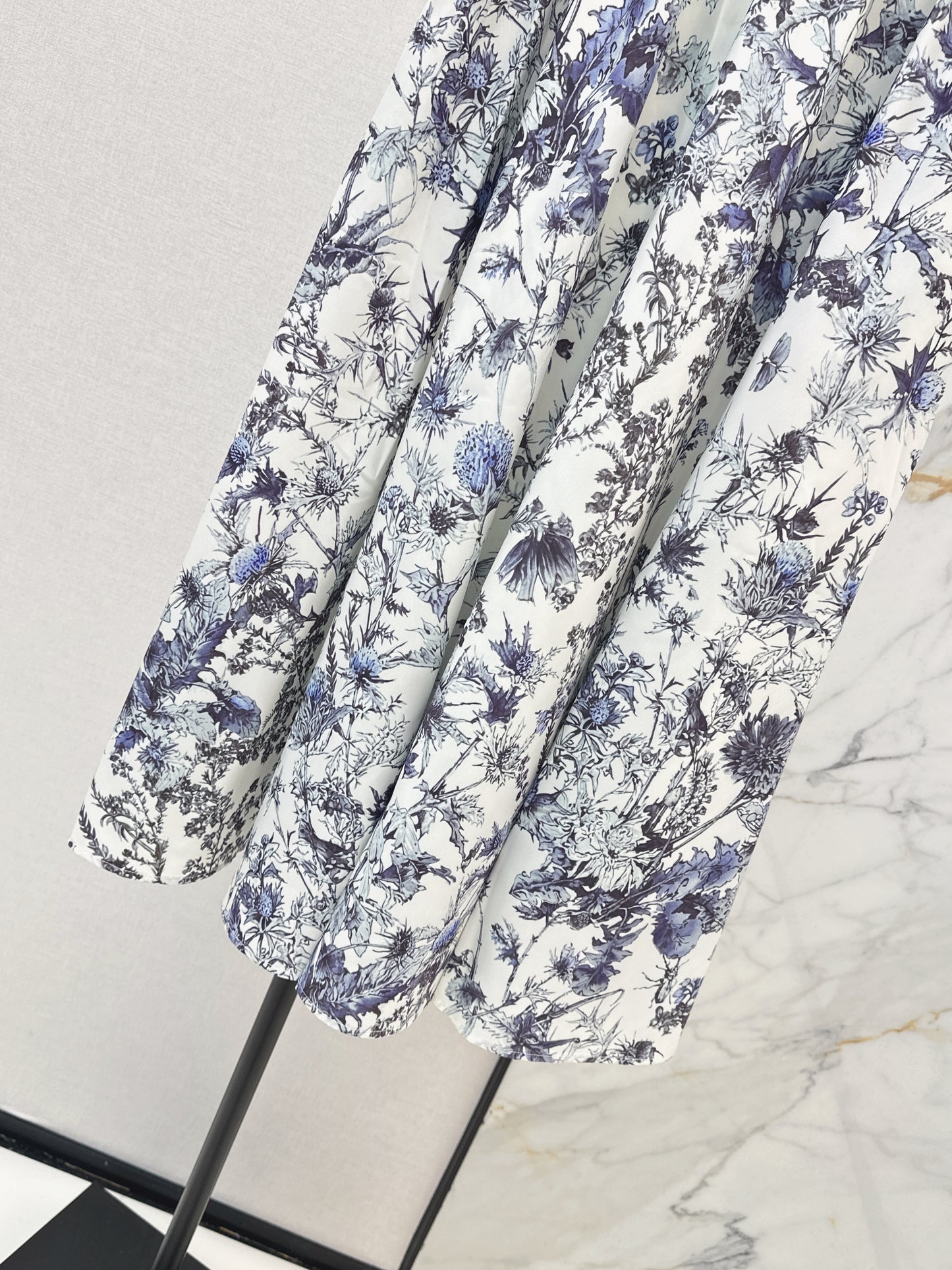 Flowing and elegant midi skirt