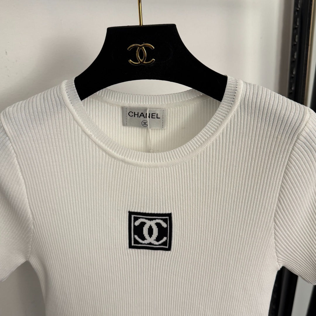 Slim fit short-sleeved top