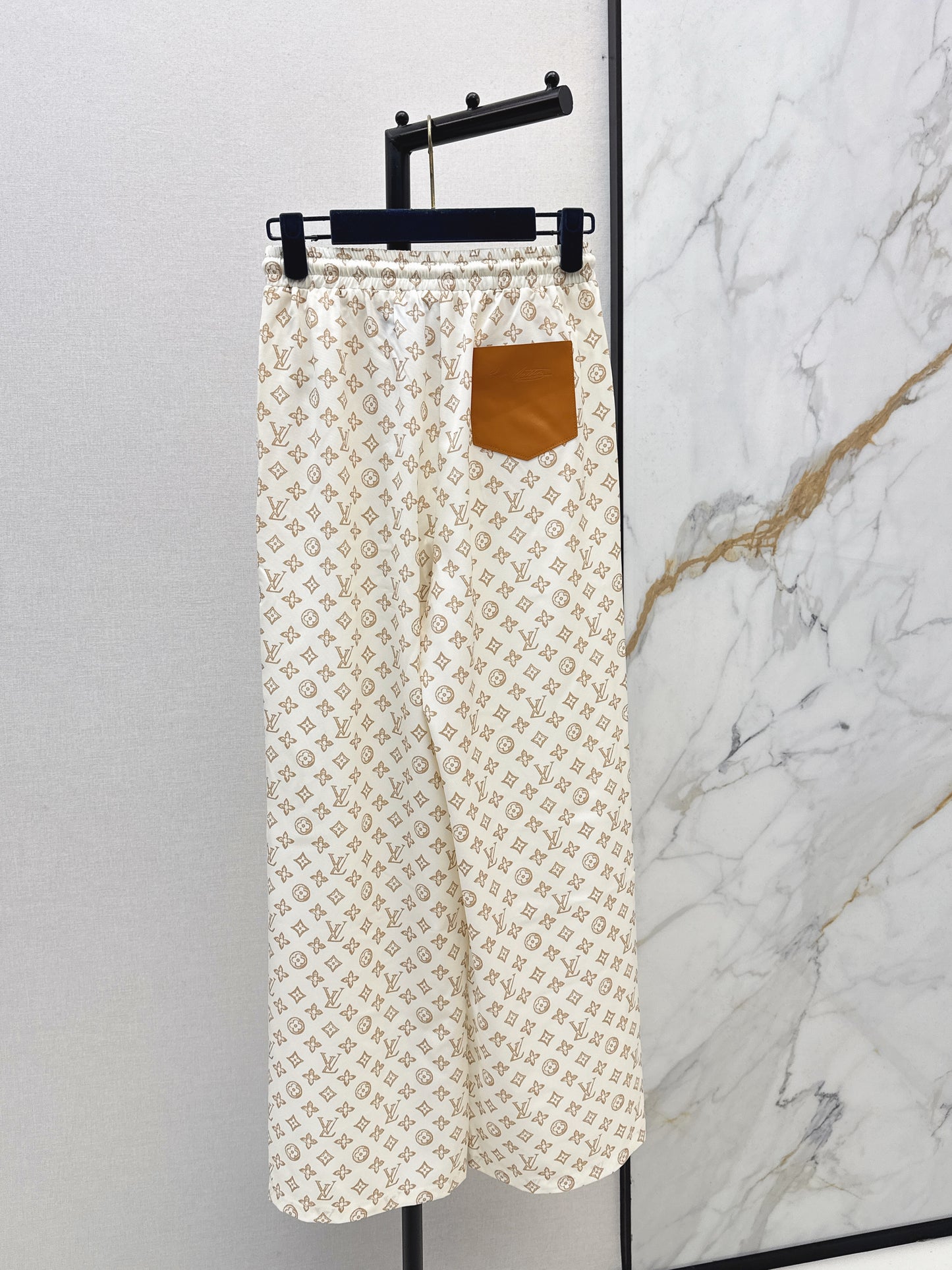Elastic waist straight-leg pants