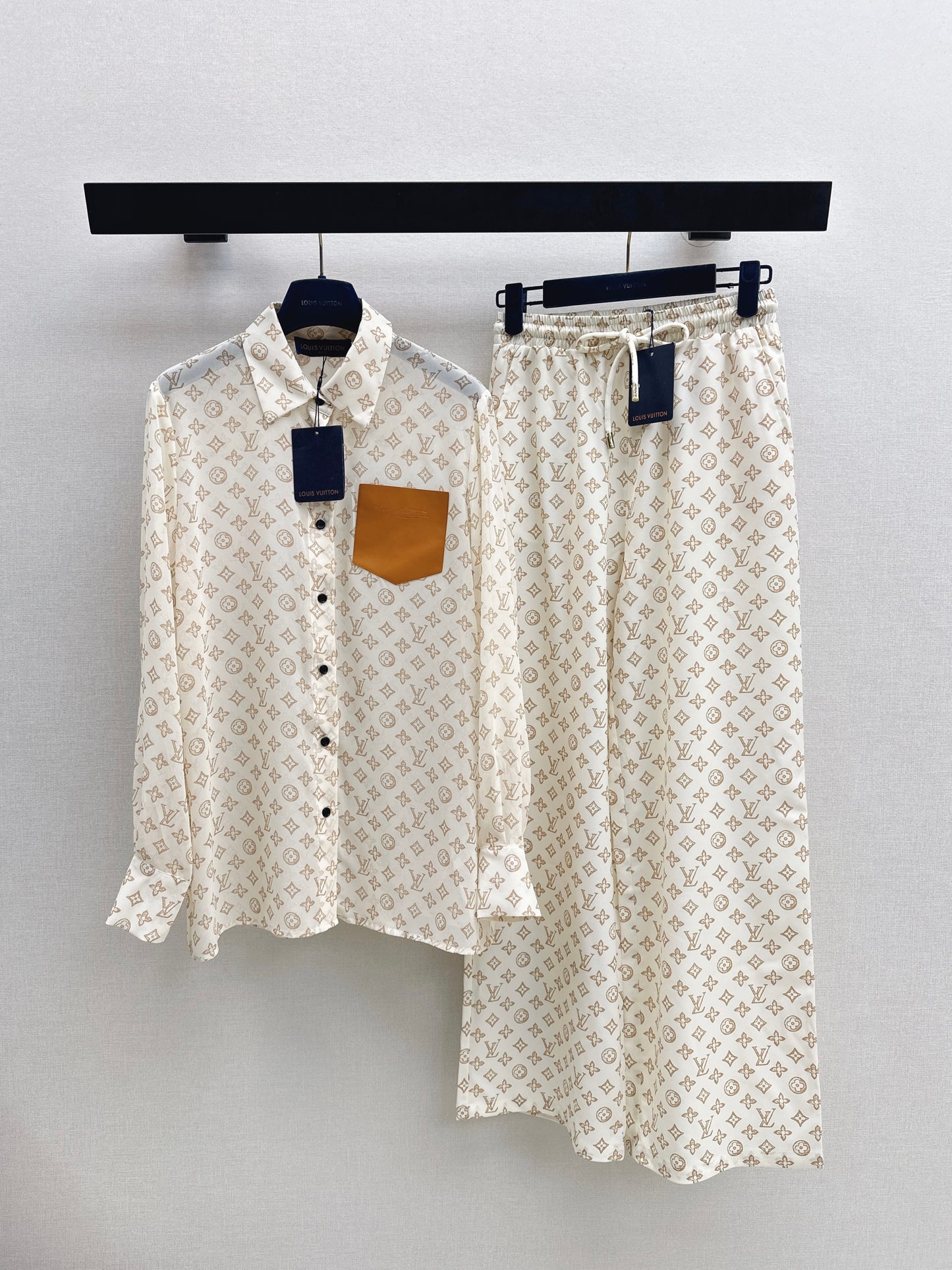 Loose-fitting shirt