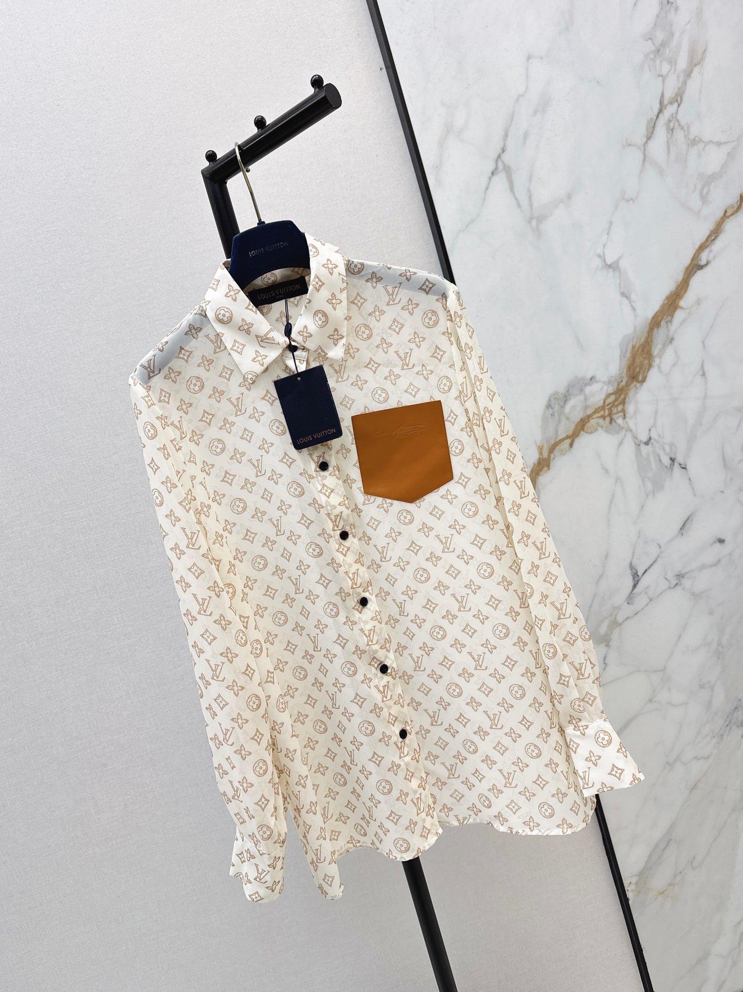 Loose-fitting shirt