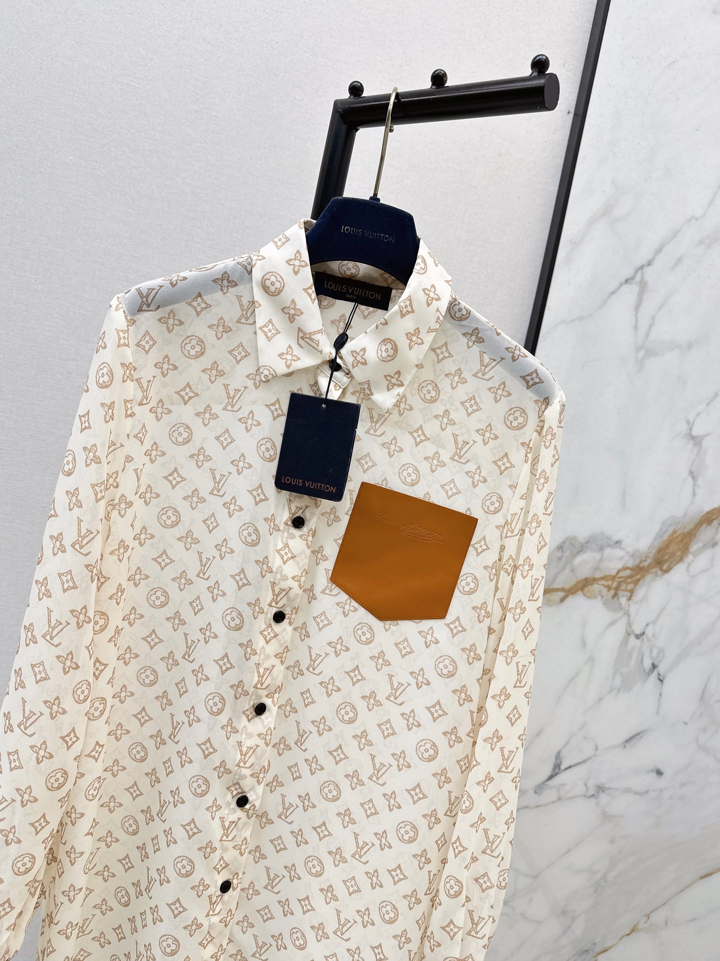Loose-fitting shirt