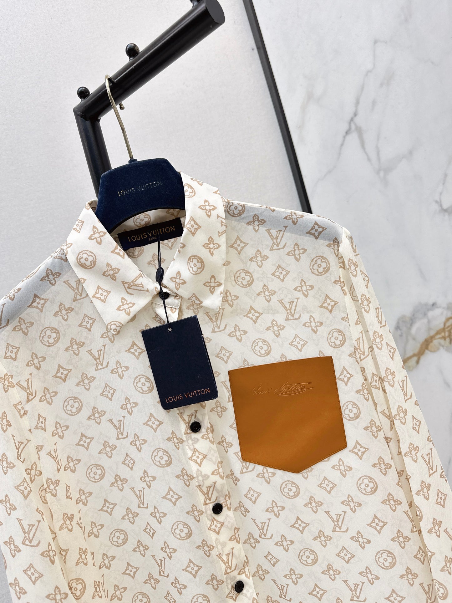 Loose-fitting shirt