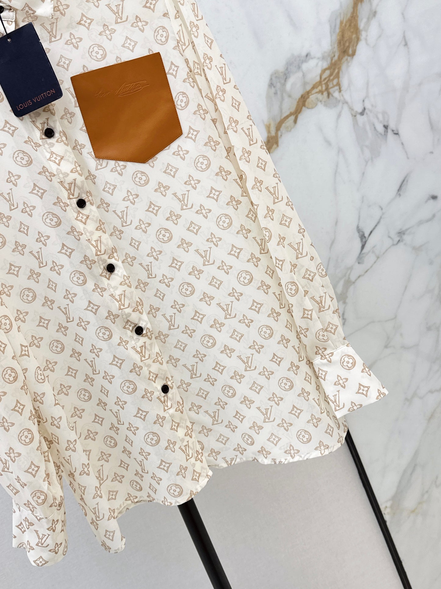 Loose-fitting shirt
