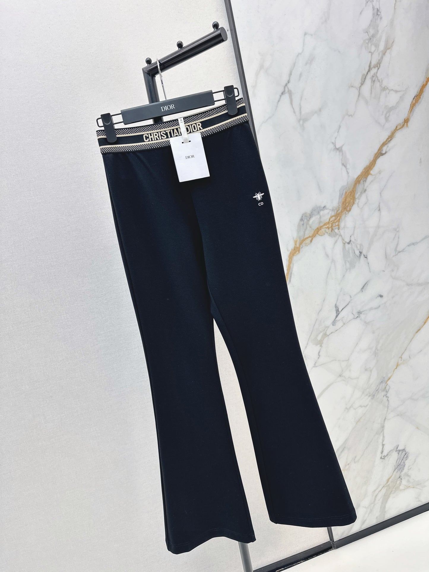 Flared, mid-high waist, stretch leggings