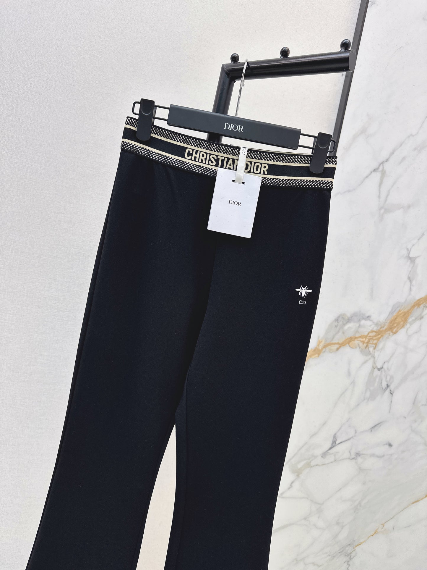 Flared, mid-high waist, stretch leggings