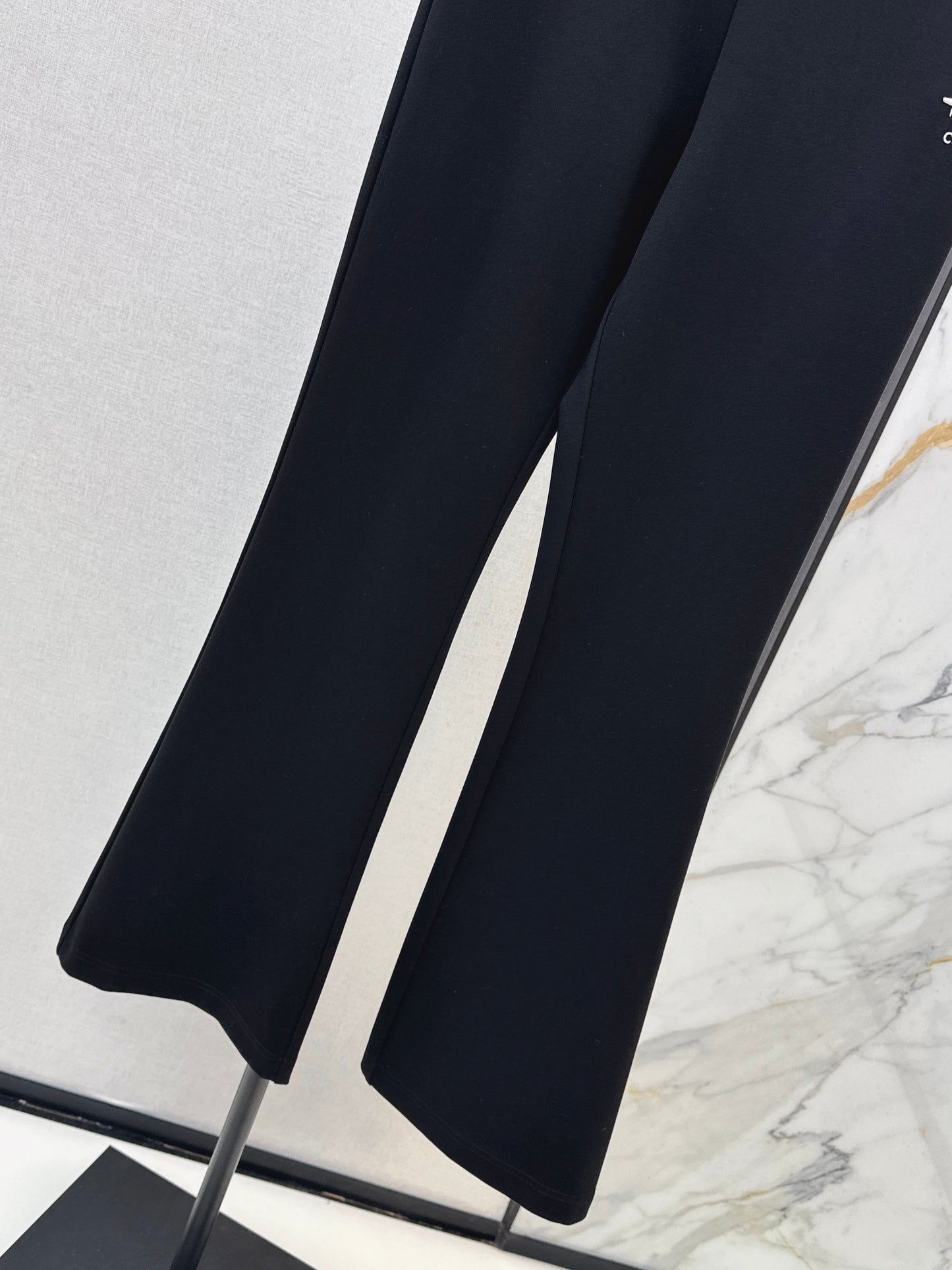 Flared, mid-high waist, stretch leggings