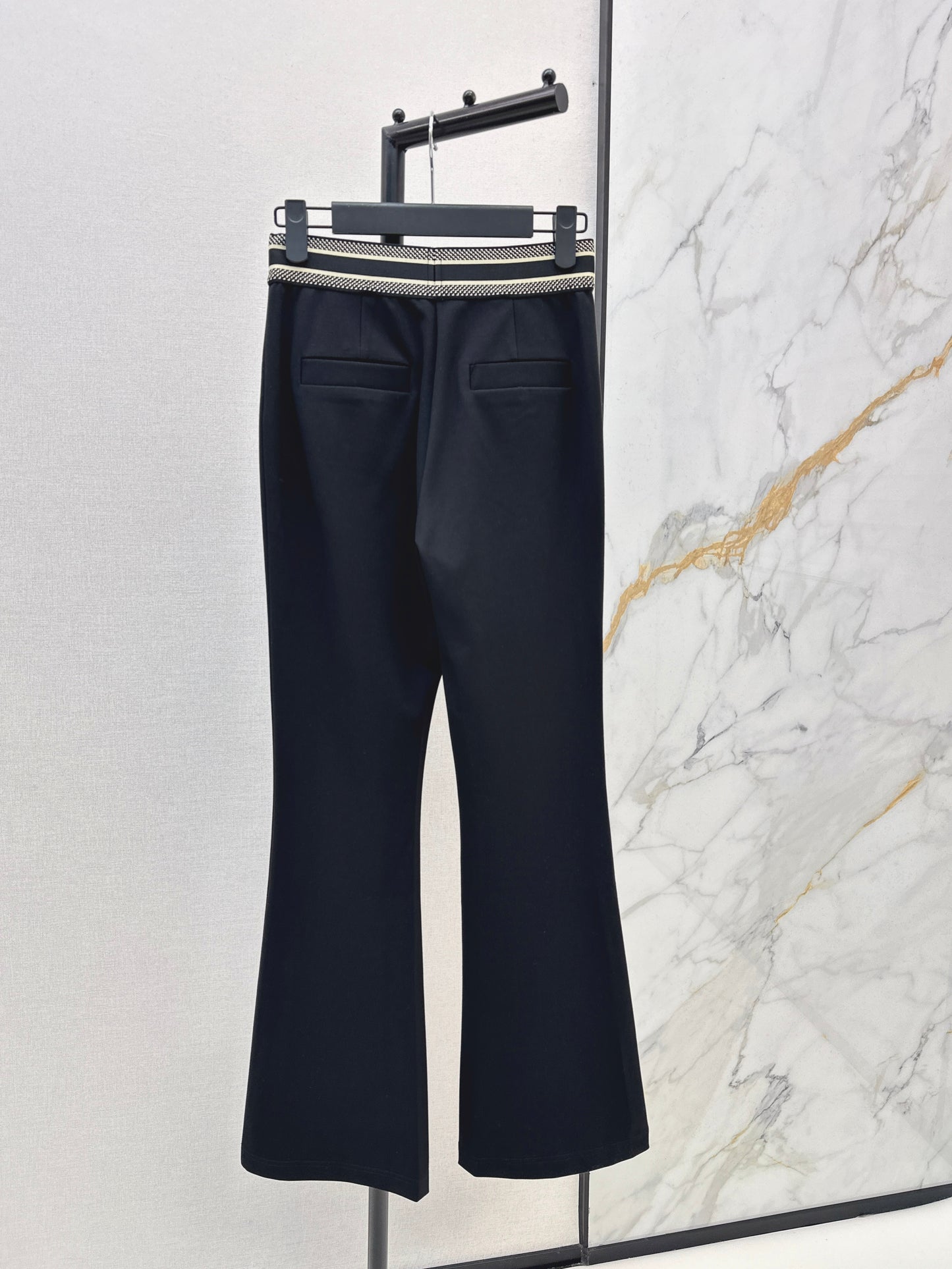 Flared, mid-high waist, stretch leggings