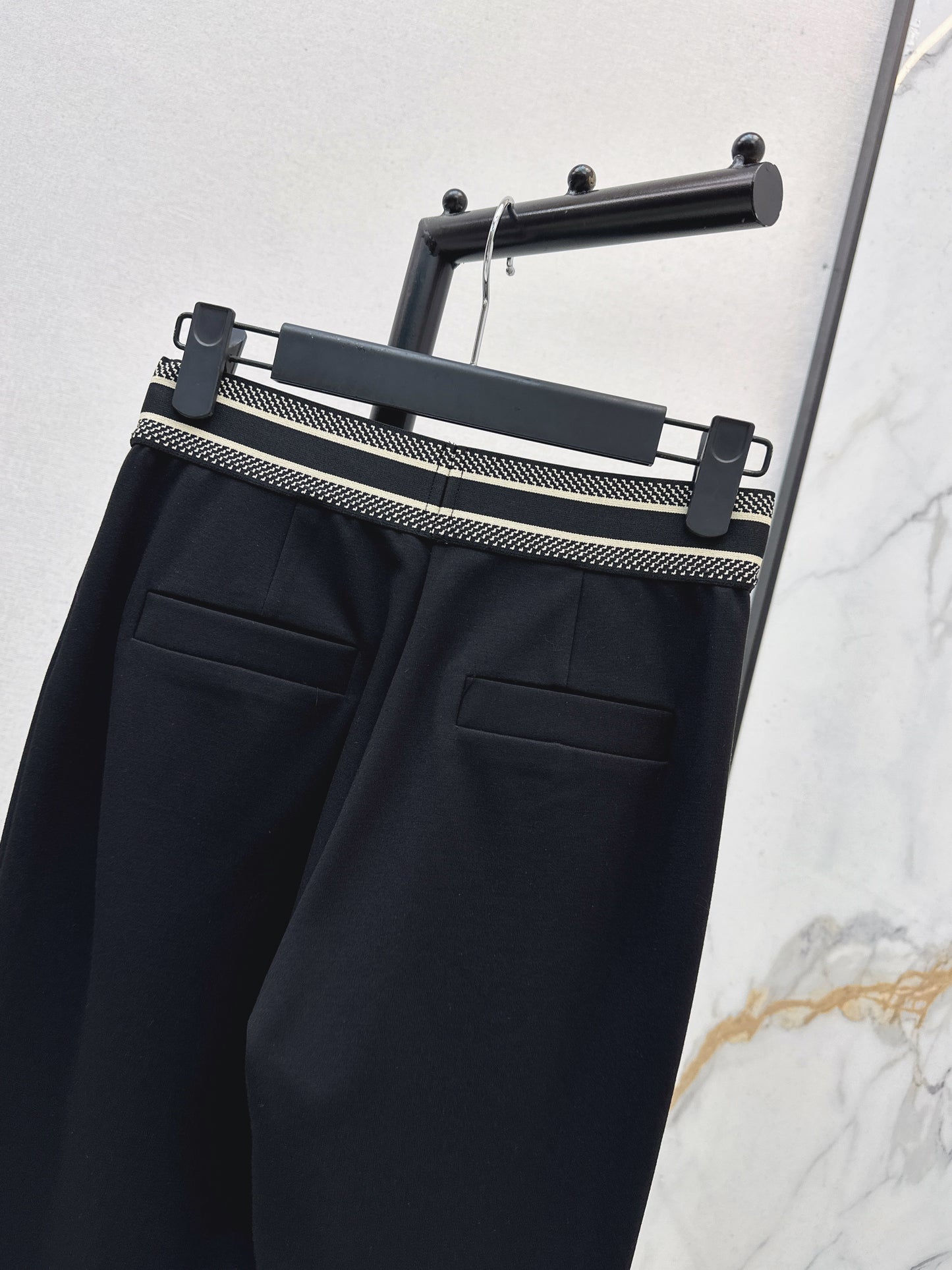Flared, mid-high waist, stretch leggings
