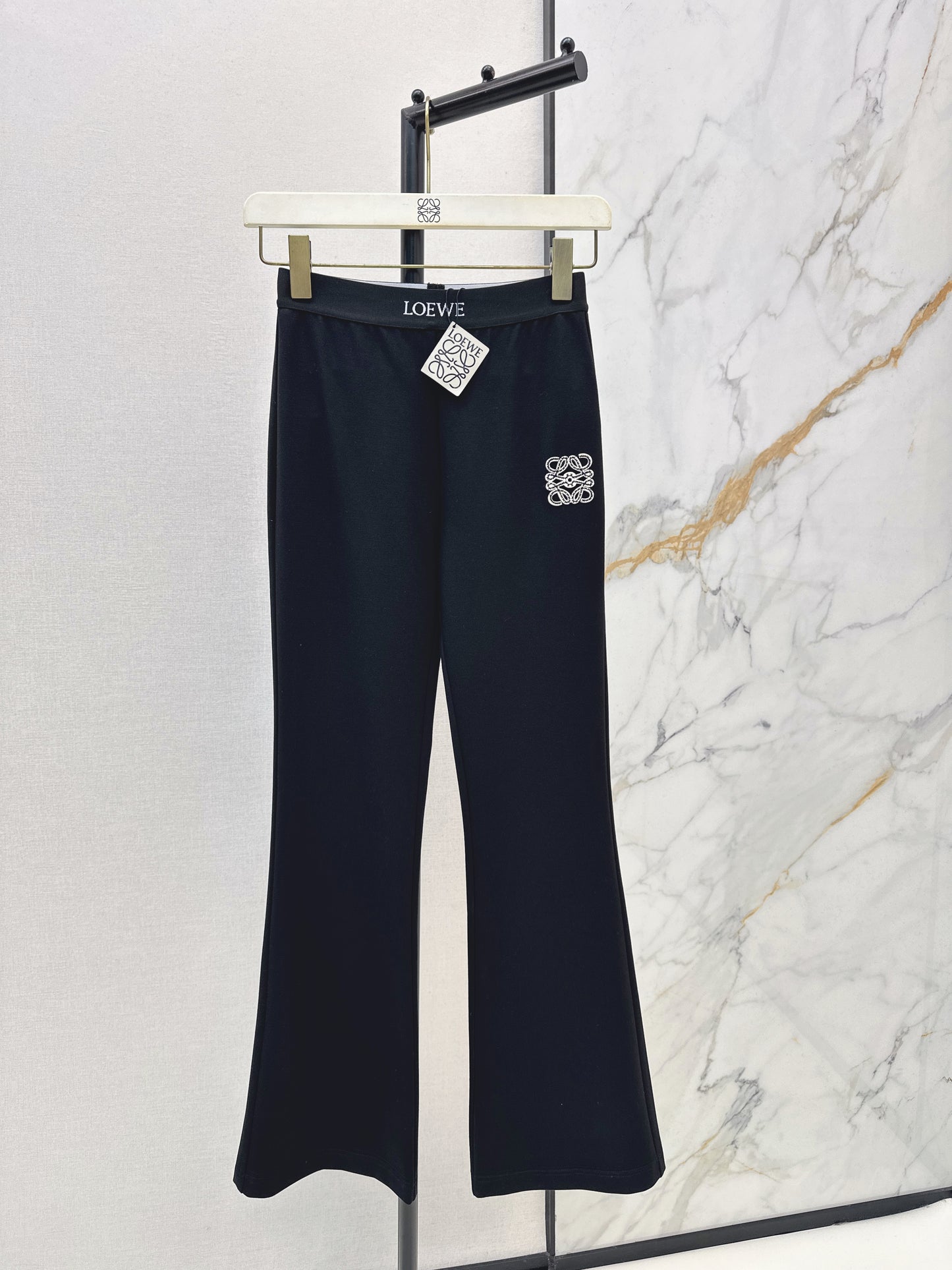 Flared, mid-high waist, stretch leggings