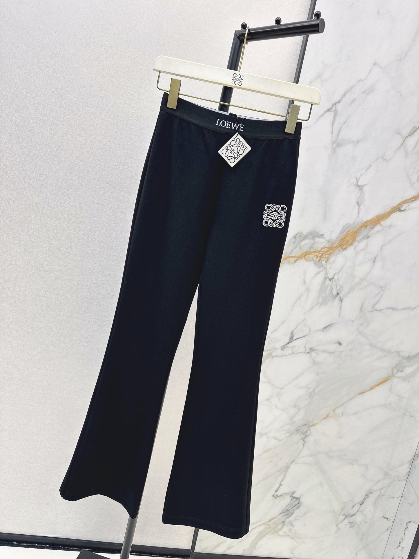 Flared, mid-high waist, stretch leggings