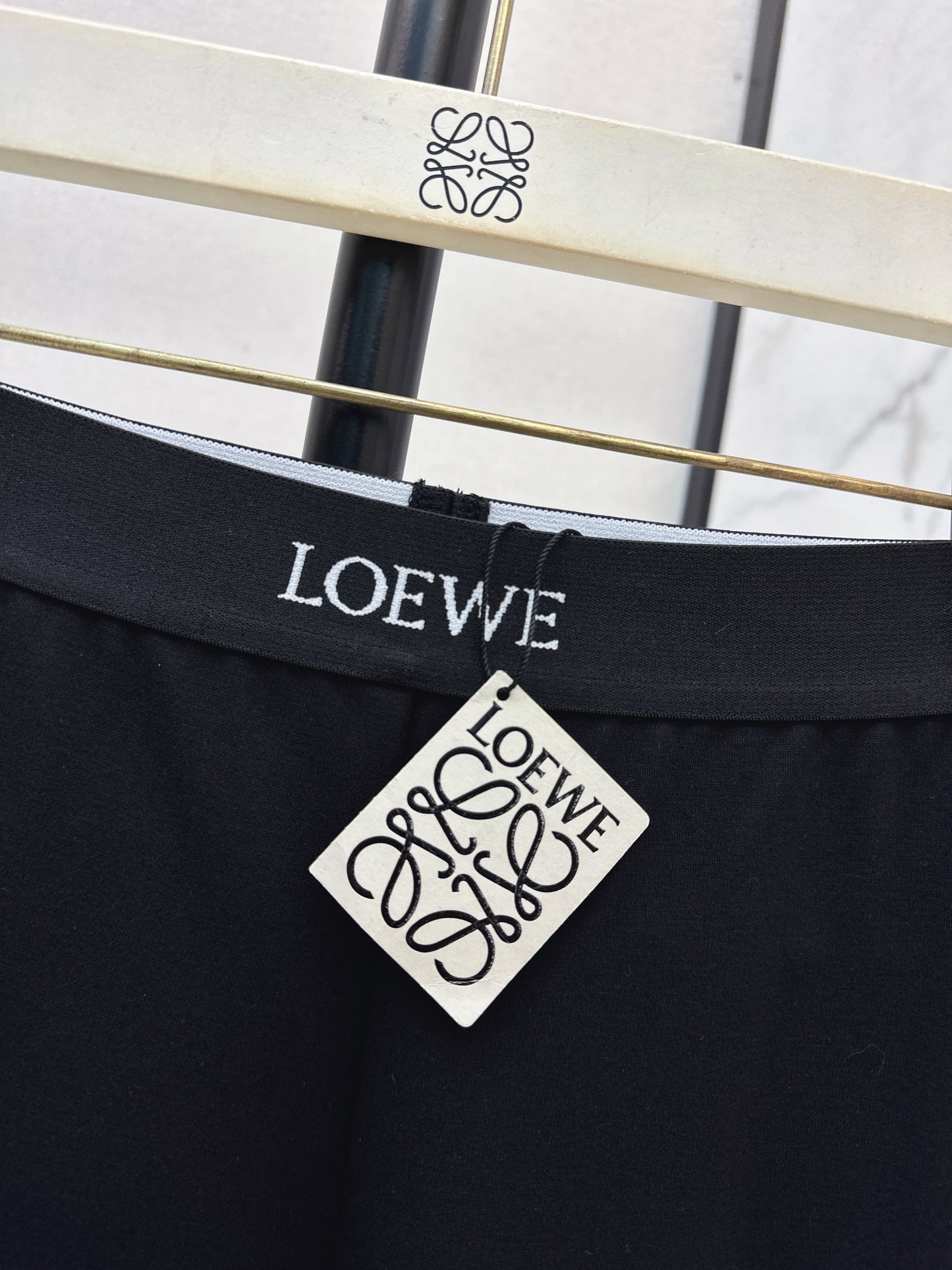 Flared, mid-high waist, stretch leggings