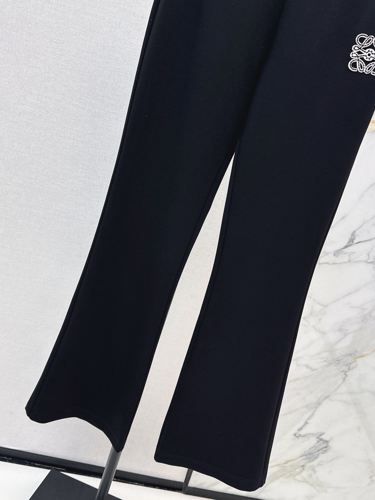 Flared, mid-high waist, stretch leggings