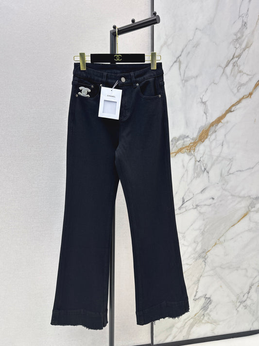 Straight-leg jeans with frayed hem