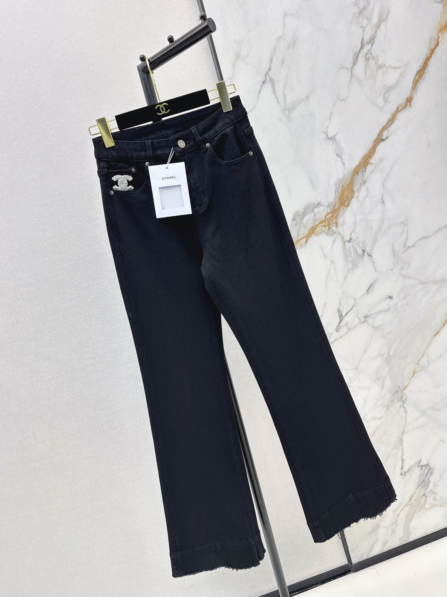 Straight-leg jeans with frayed hem