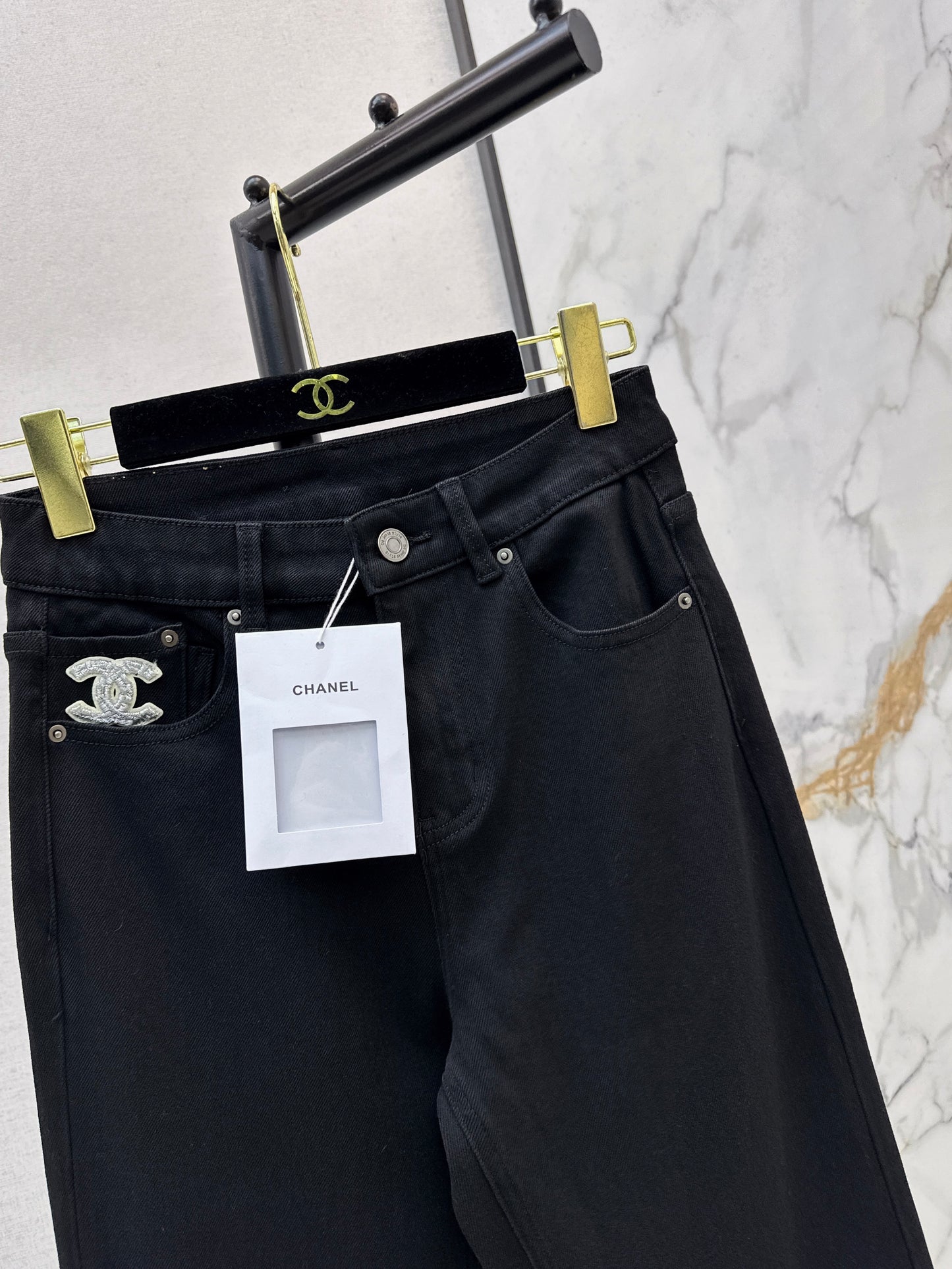Straight-leg jeans with frayed hem