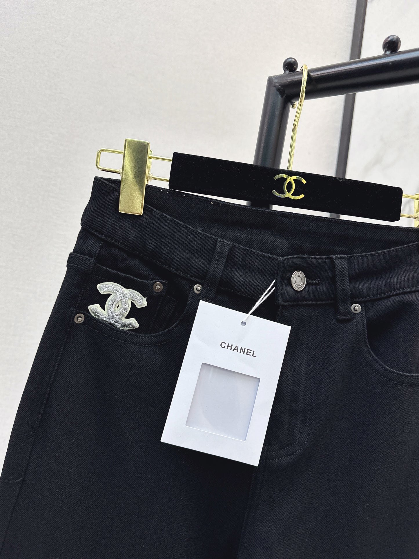 Straight-leg jeans with frayed hem