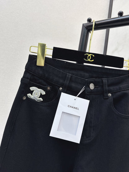 Straight-leg jeans with frayed hem