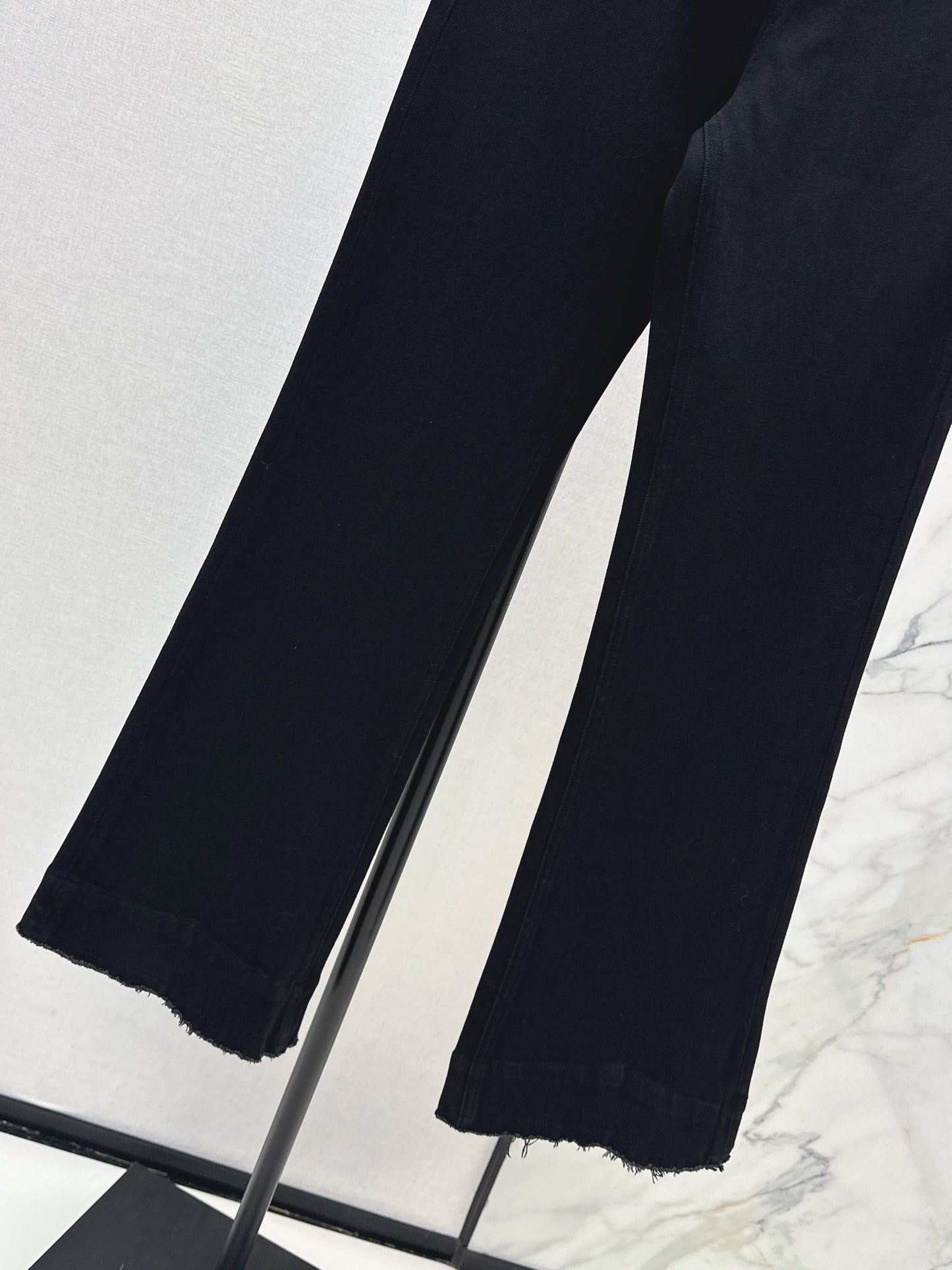 Straight-leg jeans with frayed hem