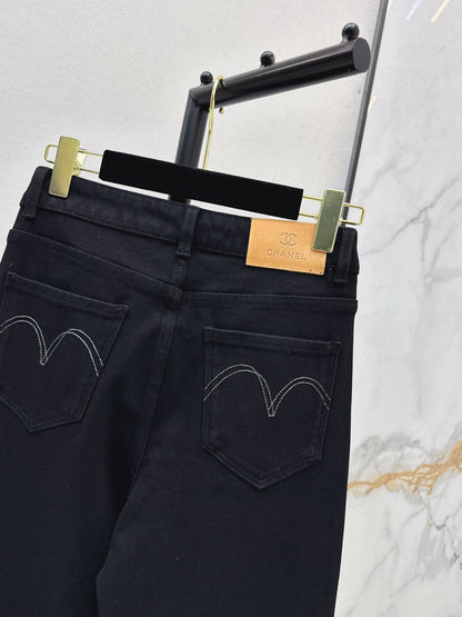Straight-leg jeans with frayed hem