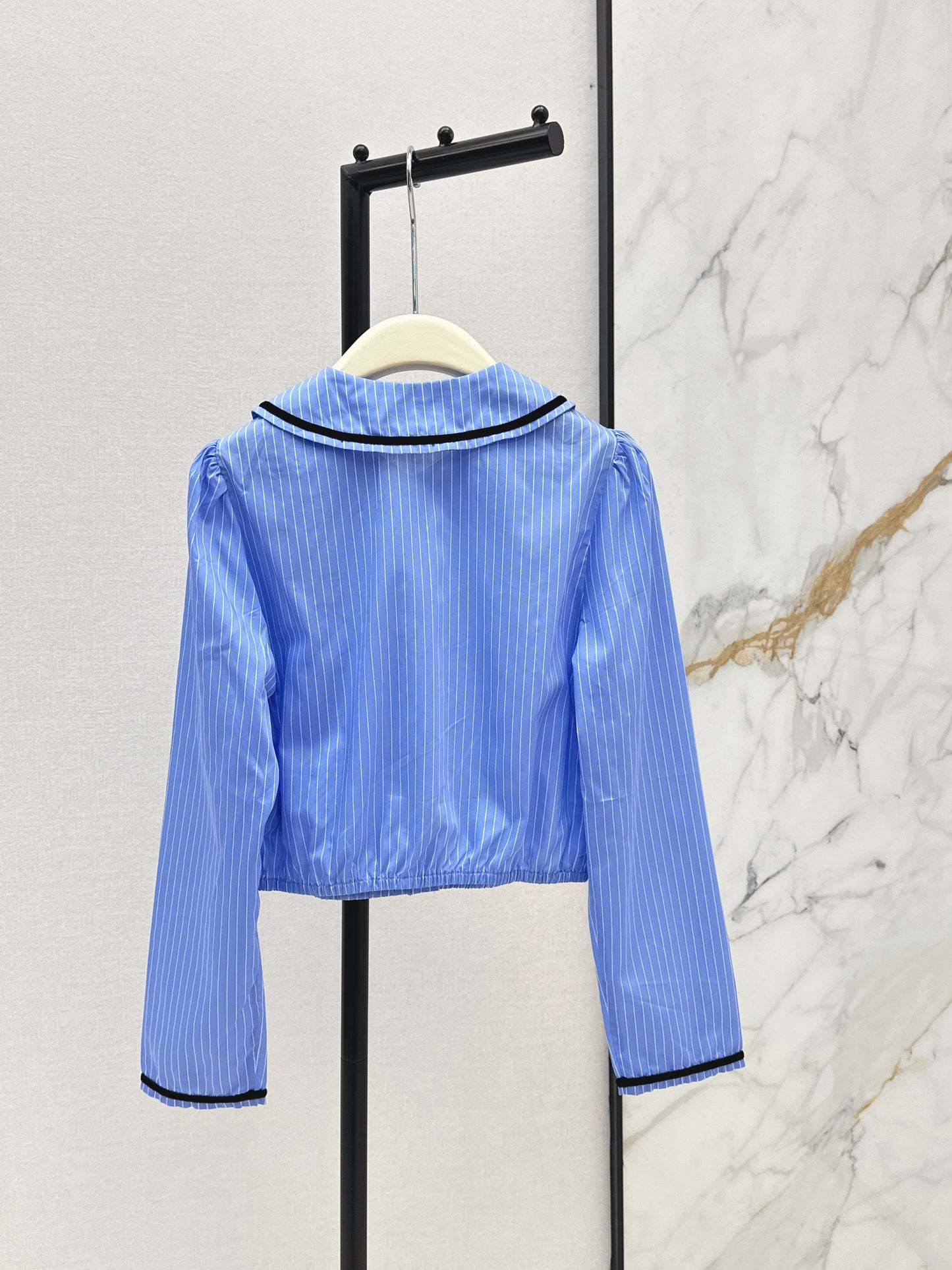 Short-sleeved collared shirt