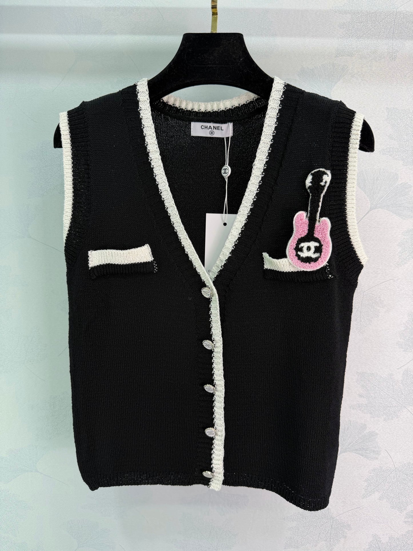 V-neck vest with contrasting trim