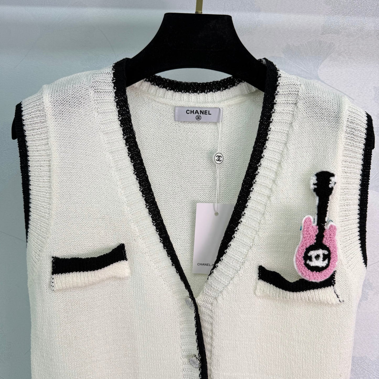 V-neck vest with contrasting trim