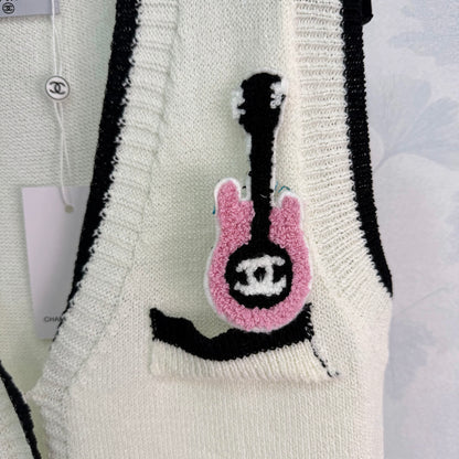 V-neck vest with contrasting trim