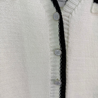 V-neck vest with contrasting trim