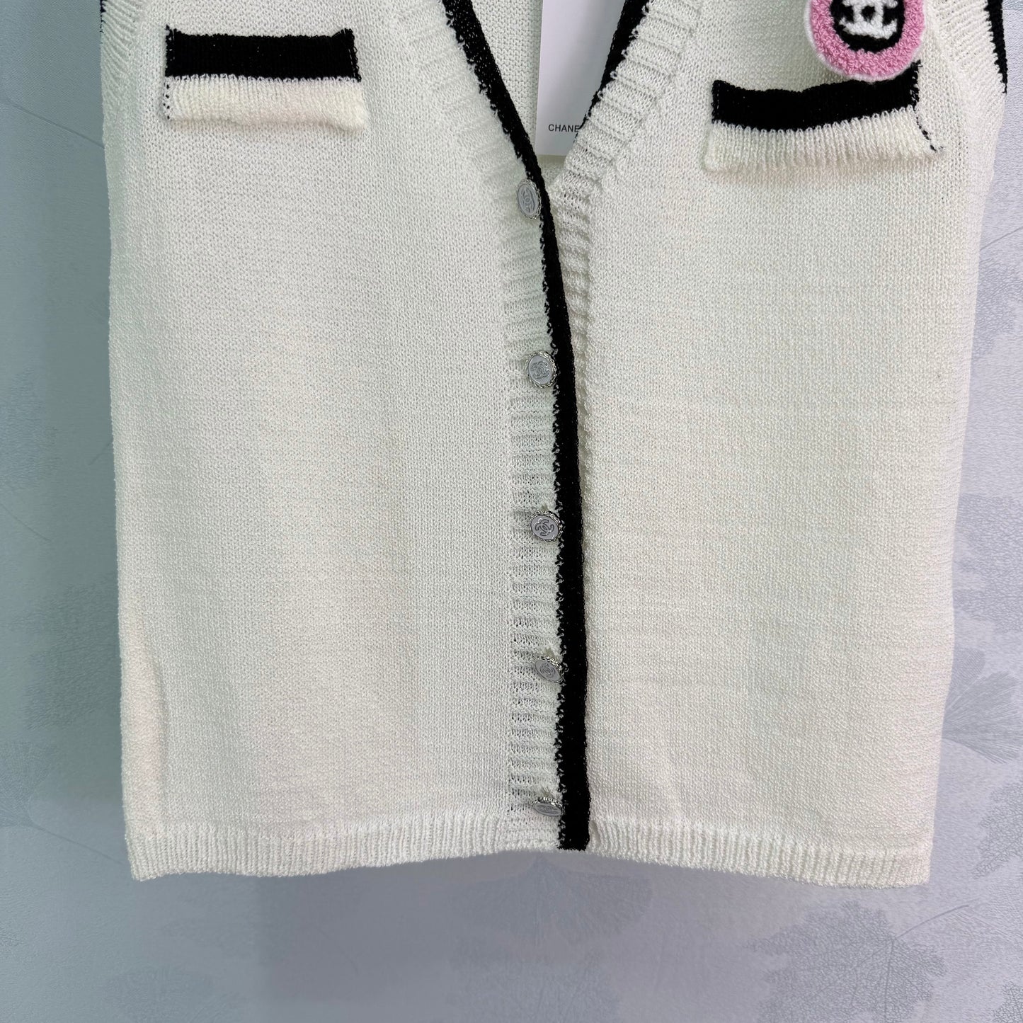 V-neck vest with contrasting trim
